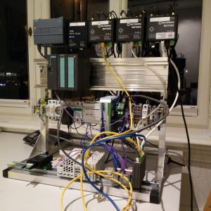 Steuerungen, Router und Klemmen auf einer DIN-Hutschiene